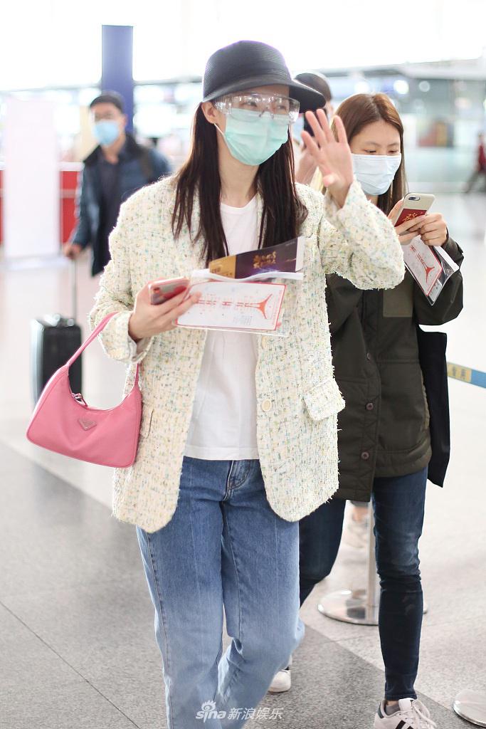 金晨穿西服搭牛仔裤又A又飒 拎小粉包少女感十足