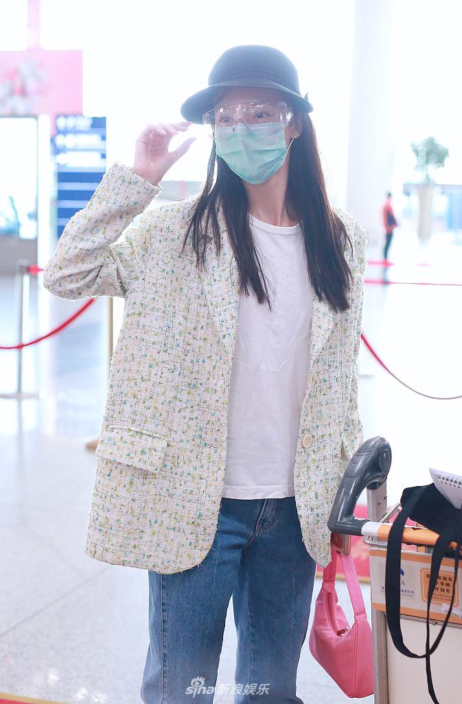 金晨穿西服搭牛仔裤又A又飒 拎小粉包少女感十足