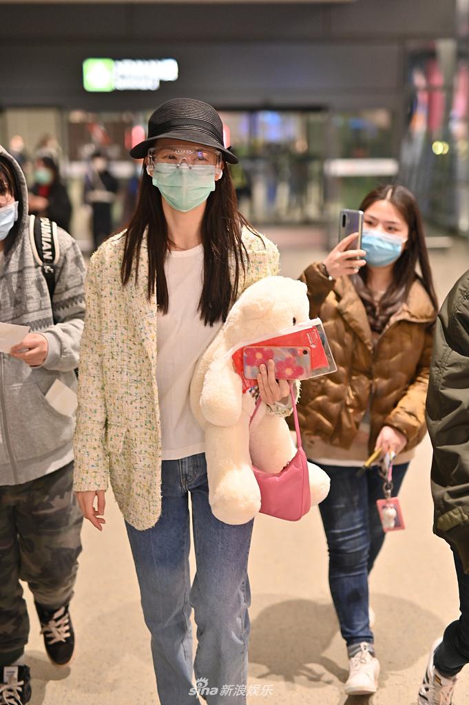 金晨穿西服搭牛仔裤又A又飒 拎小粉包少女感十足