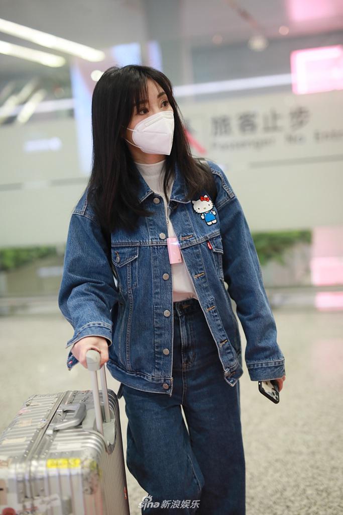 柳岩化身牛仔女郎俏皮比v 齐刘海造型清新减龄