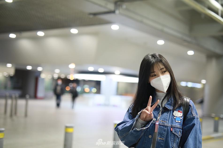 柳岩化身牛仔女郎俏皮比v 齐刘海造型清新减龄