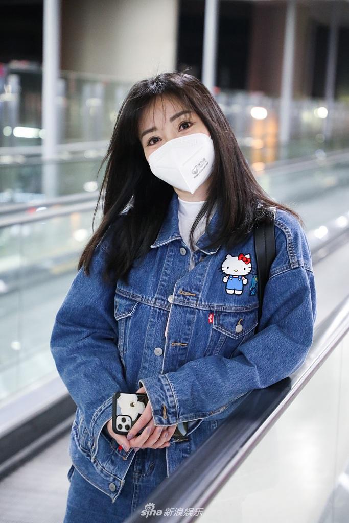 柳岩化身牛仔女郎俏皮比v 齐刘海造型清新减龄