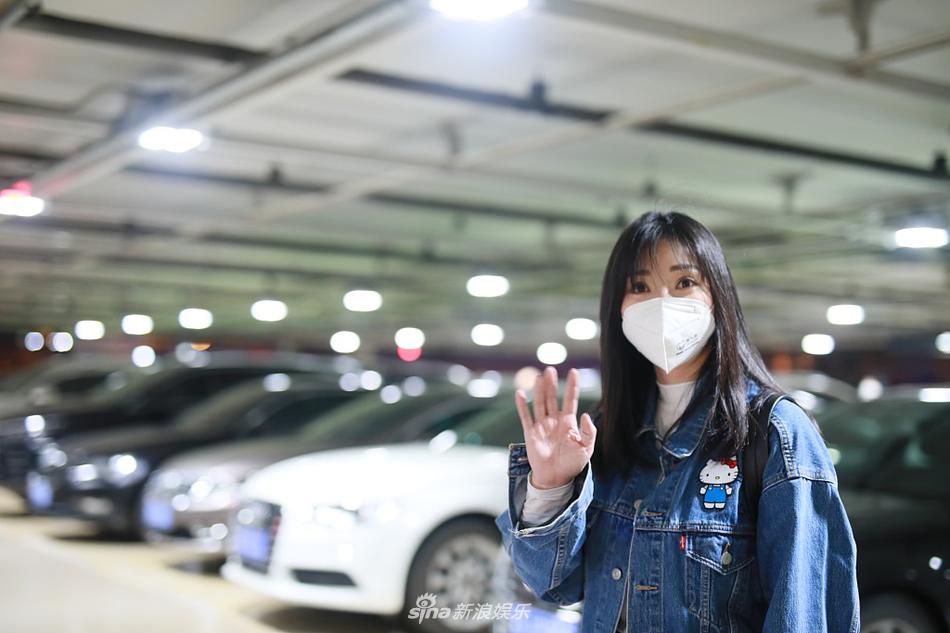 柳岩化身牛仔女郎俏皮比v 齐刘海造型清新减龄