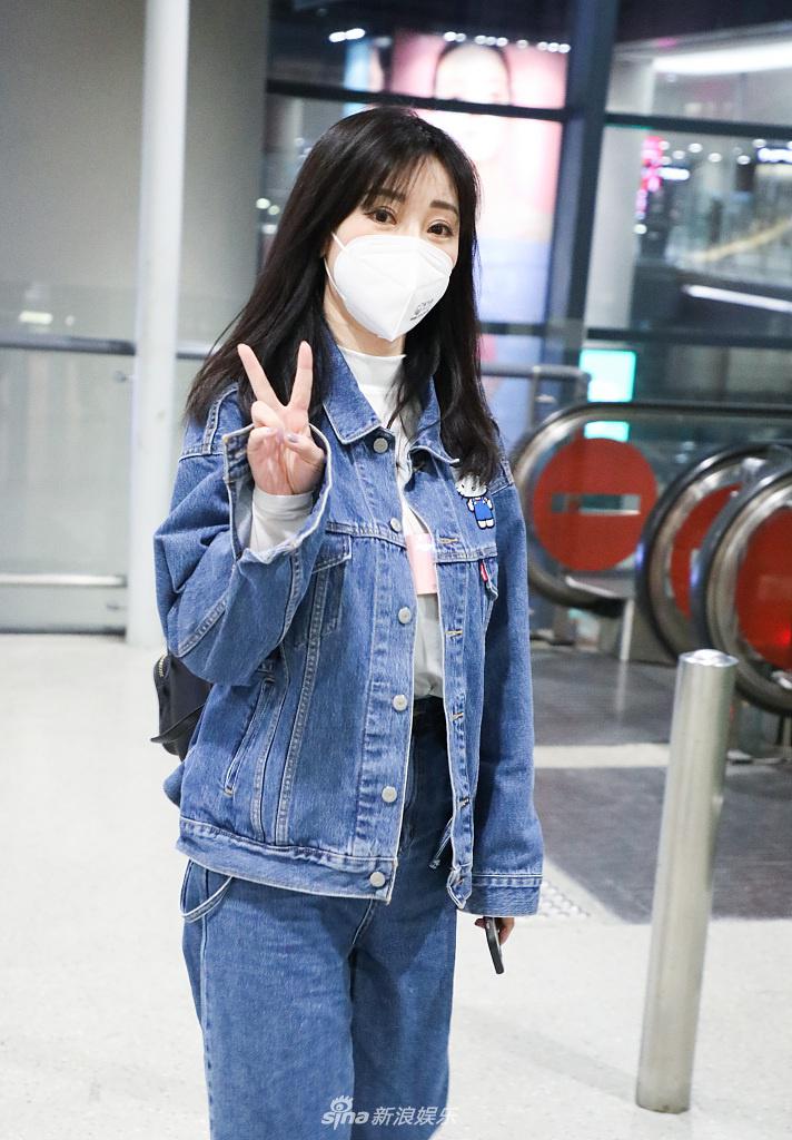 柳岩化身牛仔女郎俏皮比v 齐刘海造型清新减龄