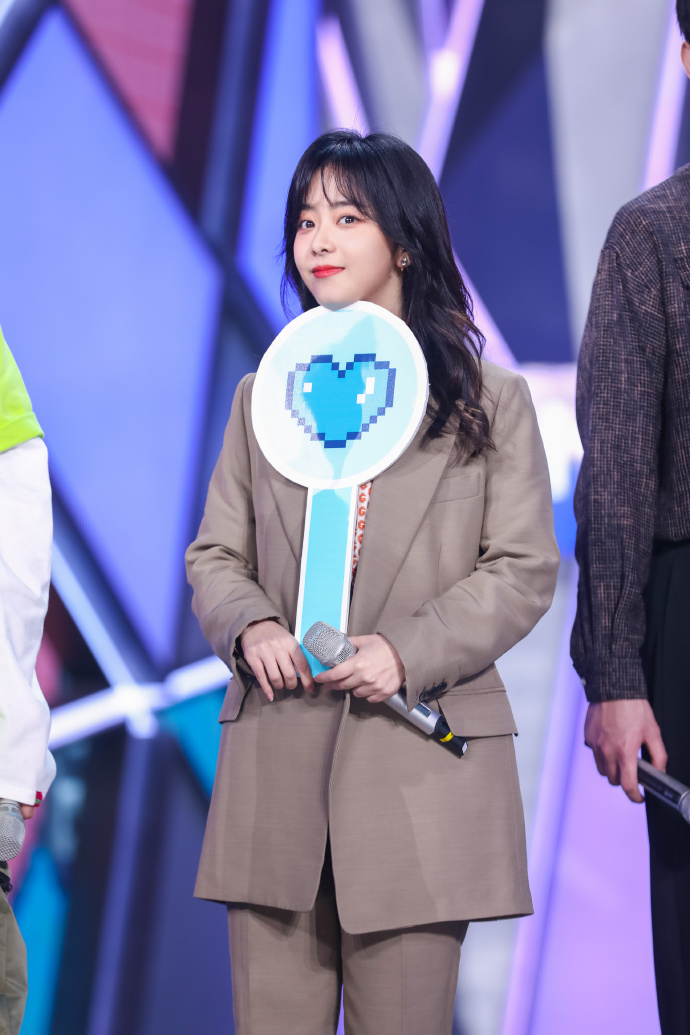 谭松韵侧高扎马尾清纯可爱 唱跳睫毛弯弯活力满满