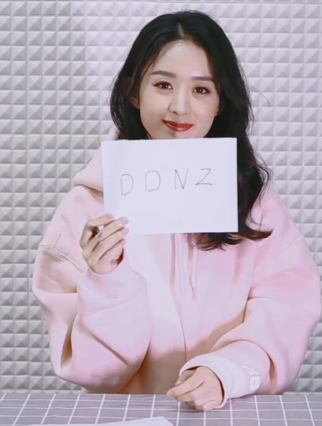 赵丽颖久违露面装扮粉嫩 分享宅家生活追剧做美食