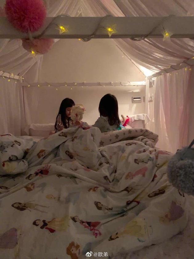 欧弟晒两个女儿睡前萌照 姐妹俩认真摆弄玩具