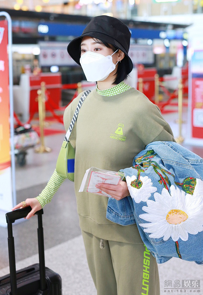 李纯穿休闲装现身机场 皮肤水嫩白皙状态好