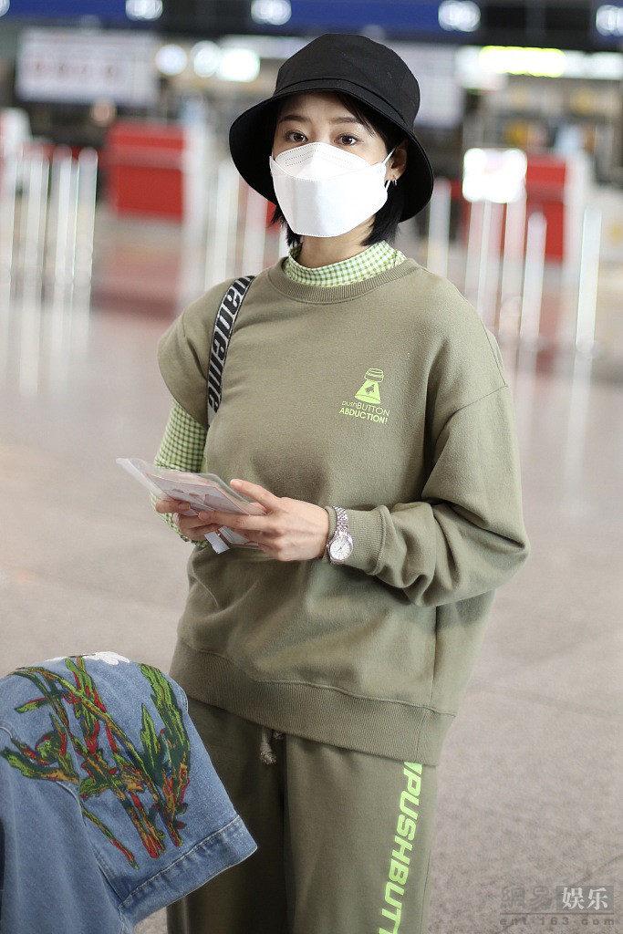 李纯穿休闲装现身机场 皮肤水嫩白皙状态好