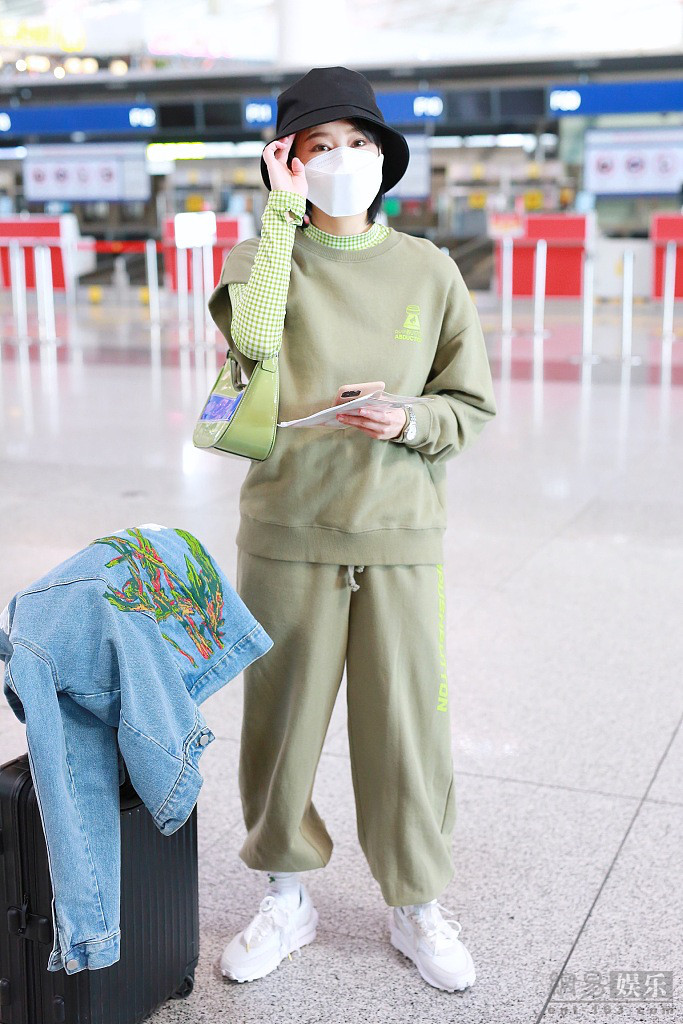 李纯穿休闲装现身机场 皮肤水嫩白皙状态好