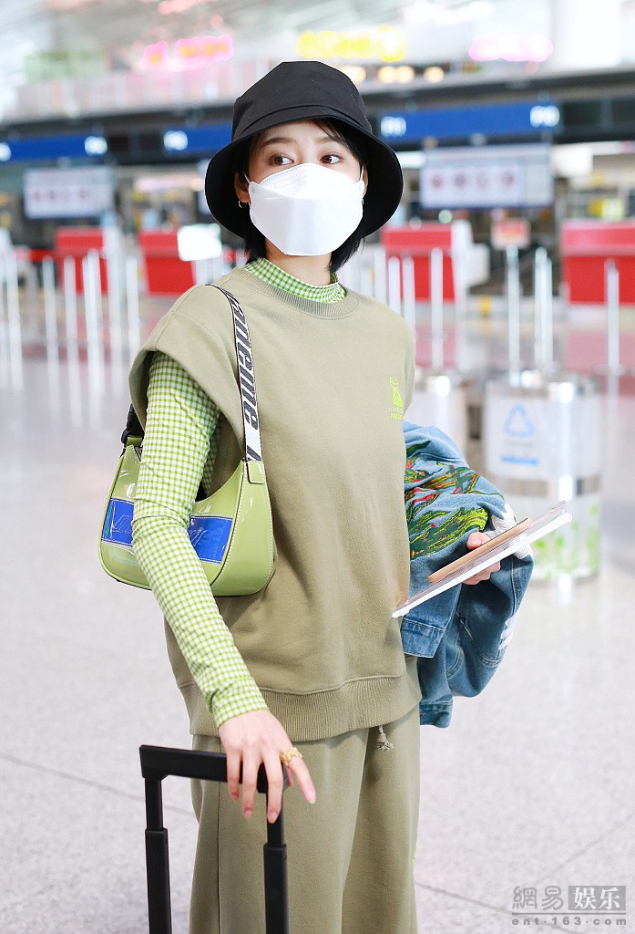 李纯穿休闲装现身机场 皮肤水嫩白皙状态好
