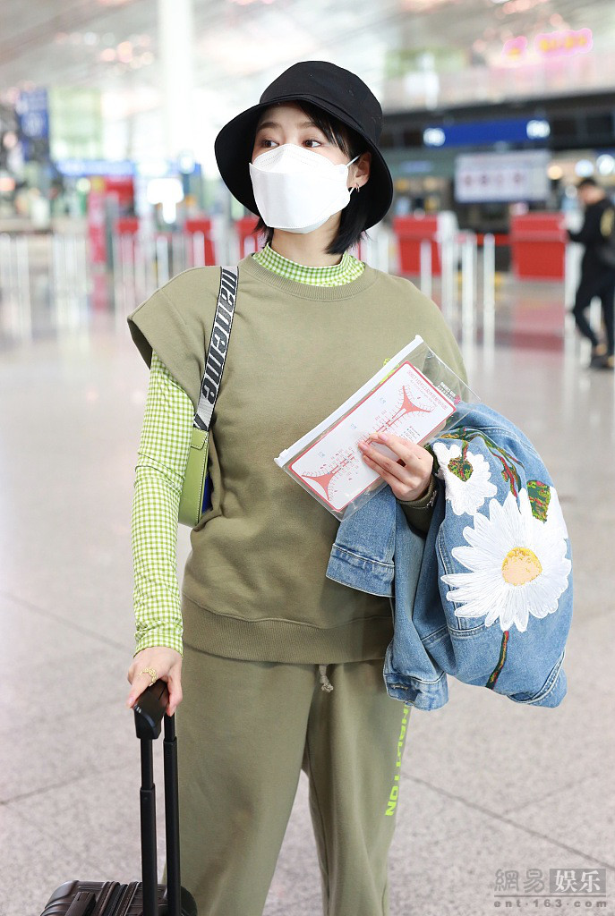 李纯穿休闲装现身机场 皮肤水嫩白皙状态好