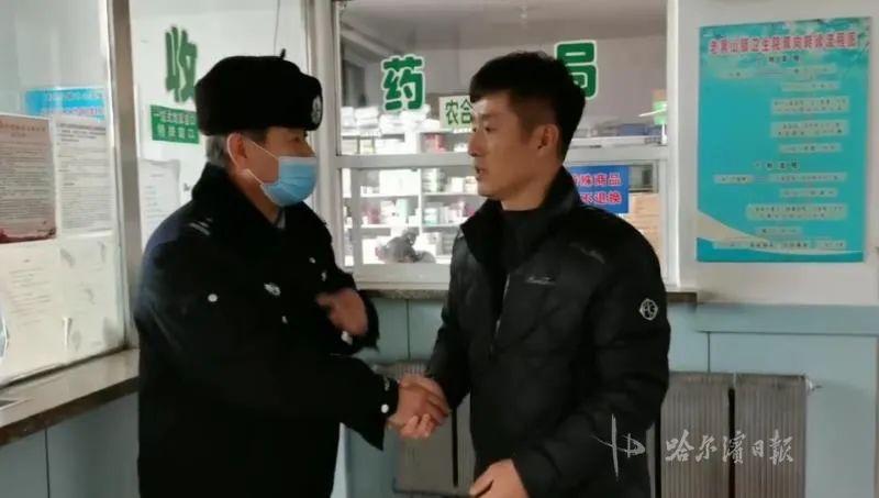 自驾途中突遇降雪翻车！民警爬下4米深沟里背出伤者