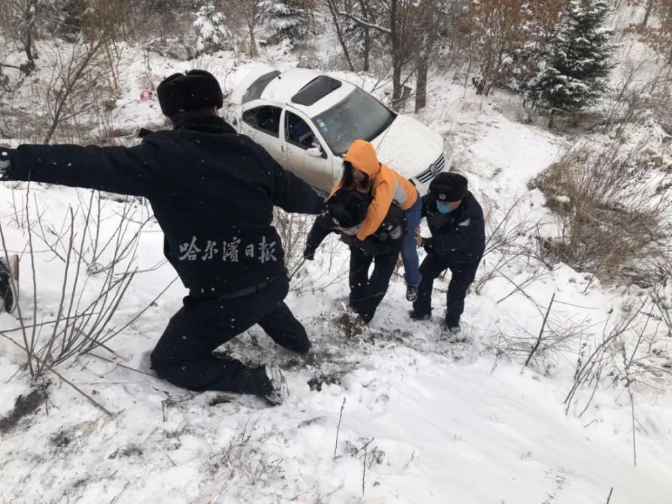 自驾途中突遇降雪翻车！民警爬下4米深沟里背出伤者