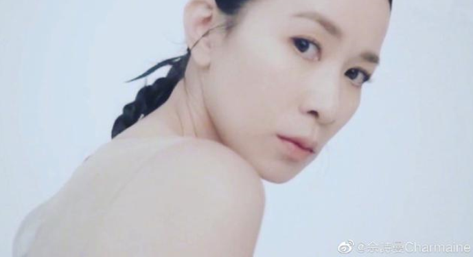 佘诗曼扎蝎尾辫露香肩 皮肤白皙眼神坚定气质迷人