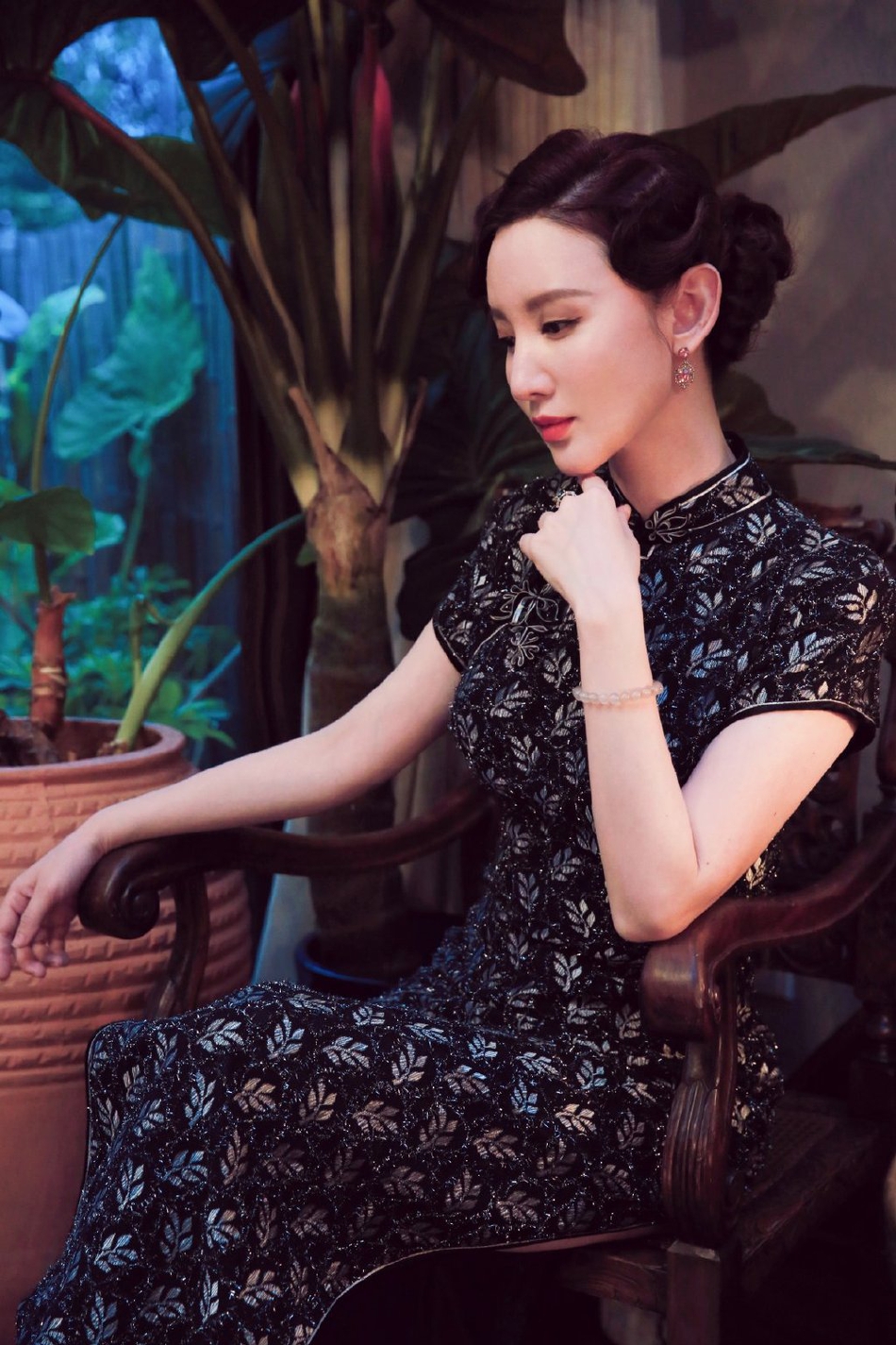 张萌旗袍造型曝光身姿婀娜 手持摇扇气质端庄优雅