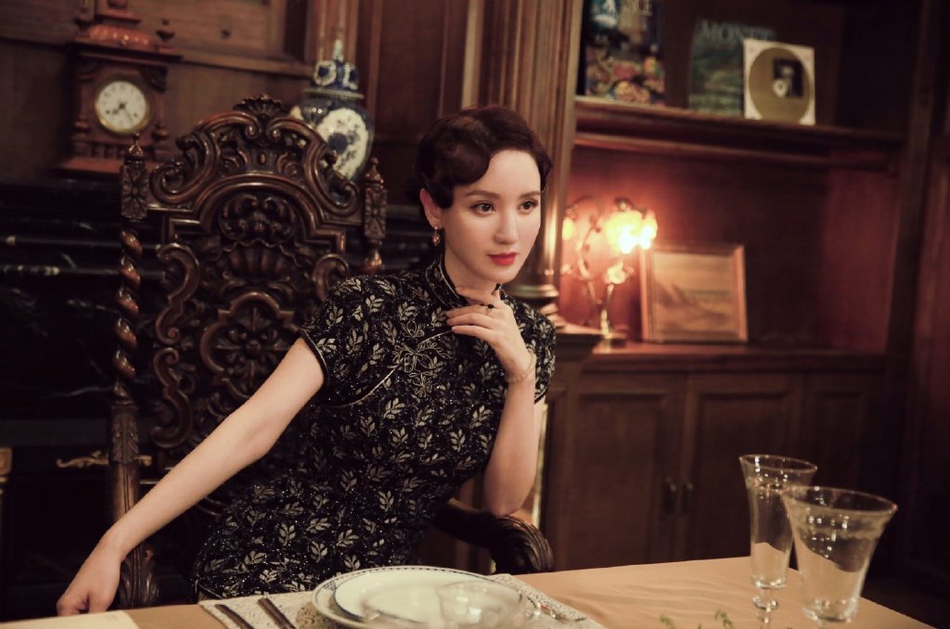 张萌旗袍造型曝光身姿婀娜 手持摇扇气质端庄优雅