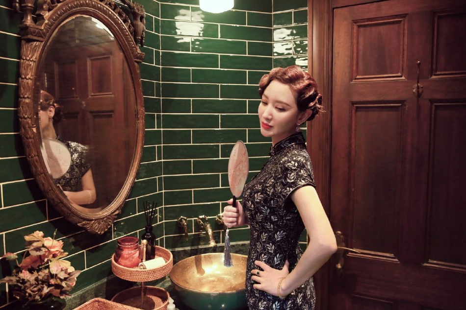 张萌旗袍造型曝光身姿婀娜 手持摇扇气质端庄优雅