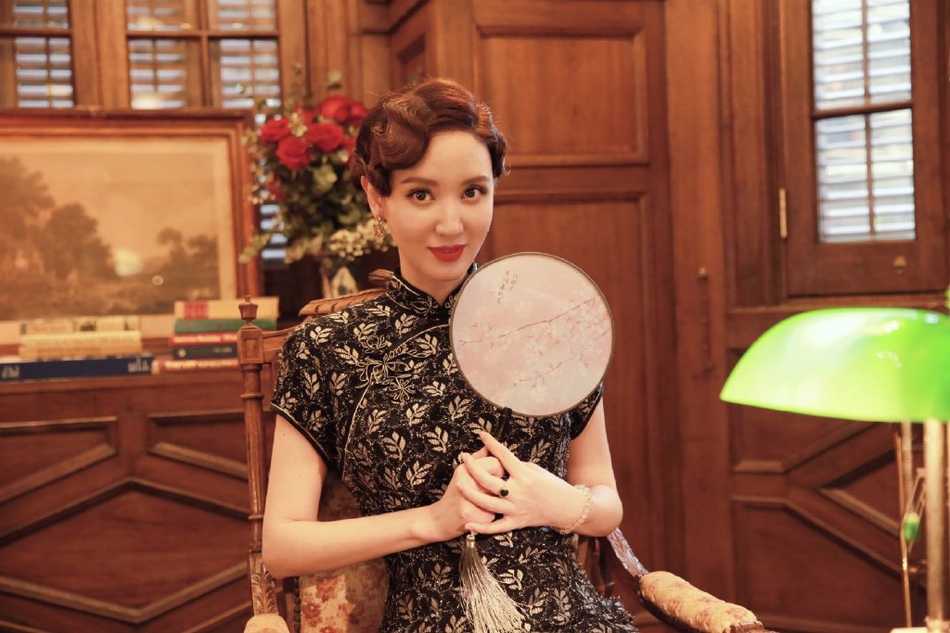 张萌旗袍造型曝光身姿婀娜 手持摇扇气质端庄优雅
