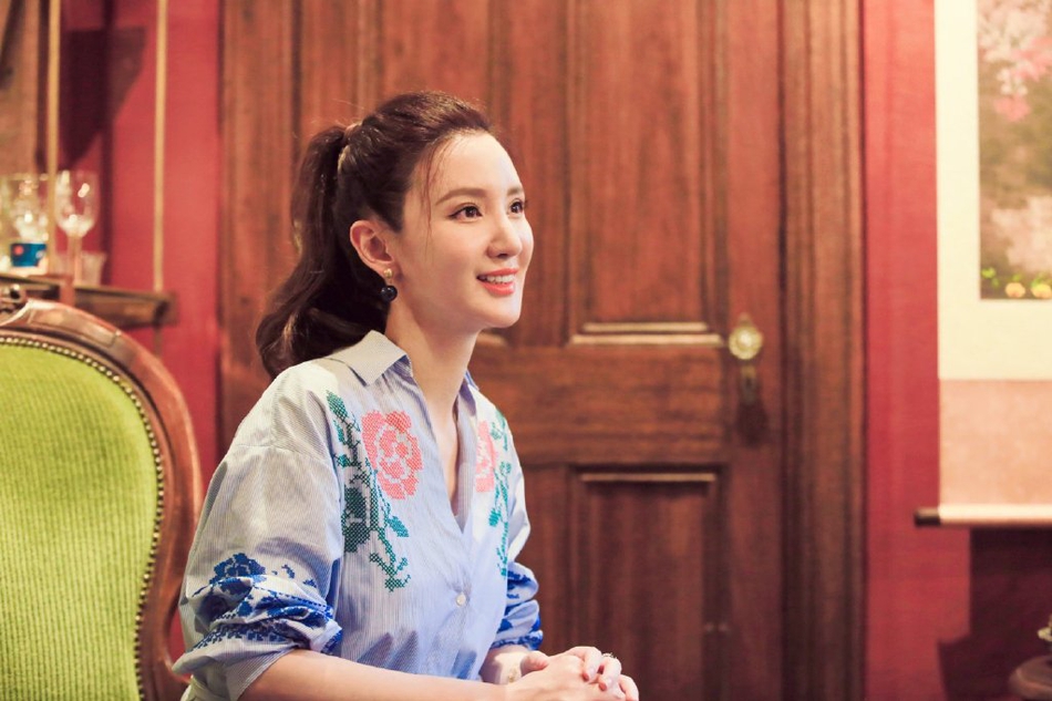 张萌旗袍造型曝光身姿婀娜 手持摇扇气质端庄优雅