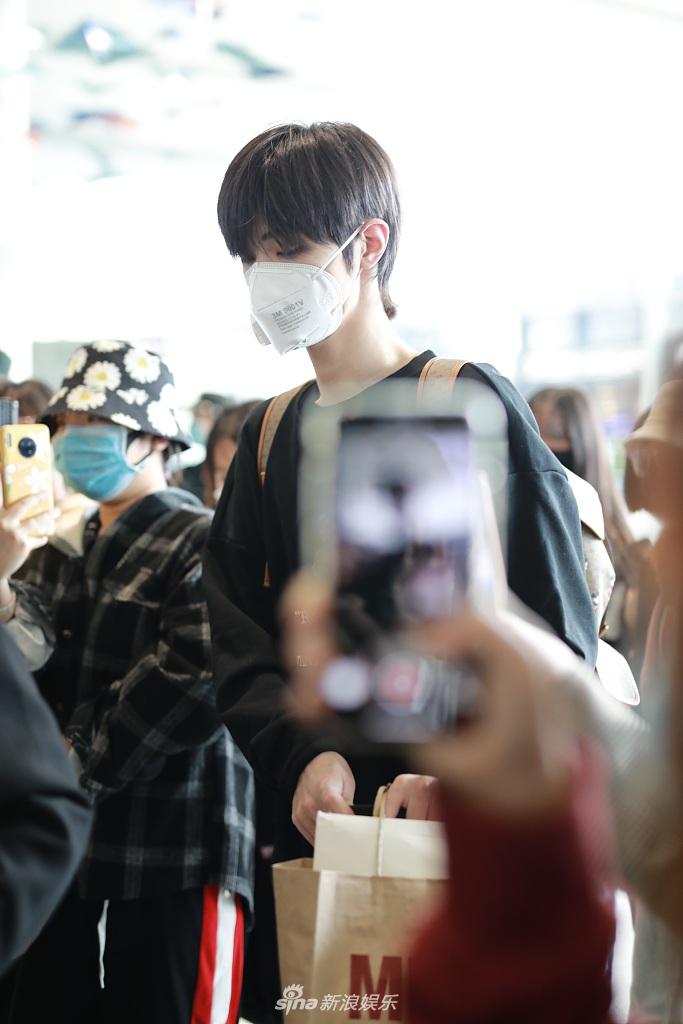 宋继扬背双肩包似邻家弟弟 获粉丝接机人气爆棚