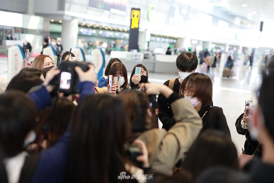 宋继扬背双肩包似邻家弟弟 获粉丝接机人气爆棚