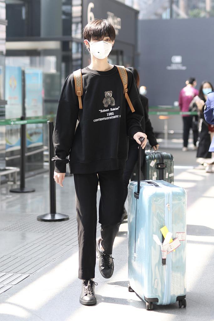 宋继扬背双肩包似邻家弟弟 获粉丝接机人气爆棚