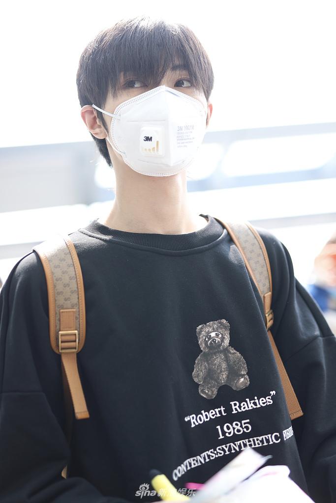 宋继扬背双肩包似邻家弟弟 获粉丝接机人气爆棚