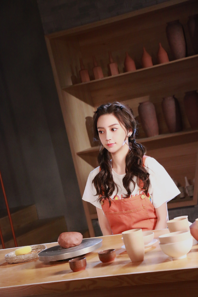 angelababy双马尾俏皮可爱似少女 认真做陶艺上演侧颜杀