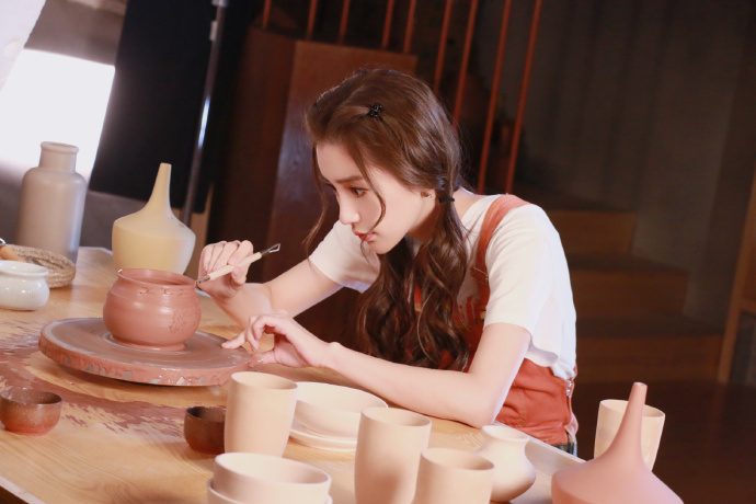 angelababy双马尾俏皮可爱似少女 认真做陶艺上演侧颜杀