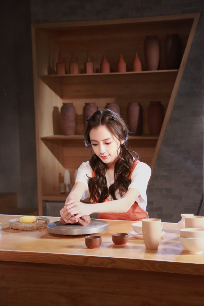 angelababy双马尾俏皮可爱似少女 认真做陶艺上演侧颜杀