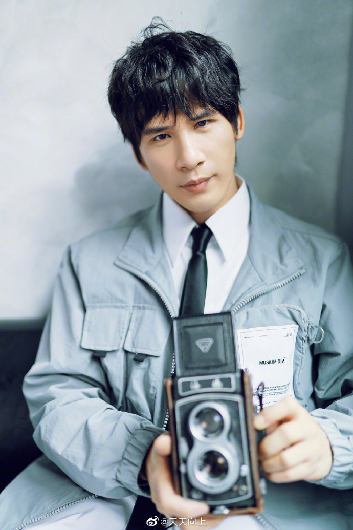 大张伟春日时尚大片曝光 一改搞笑风格表情认真严肃