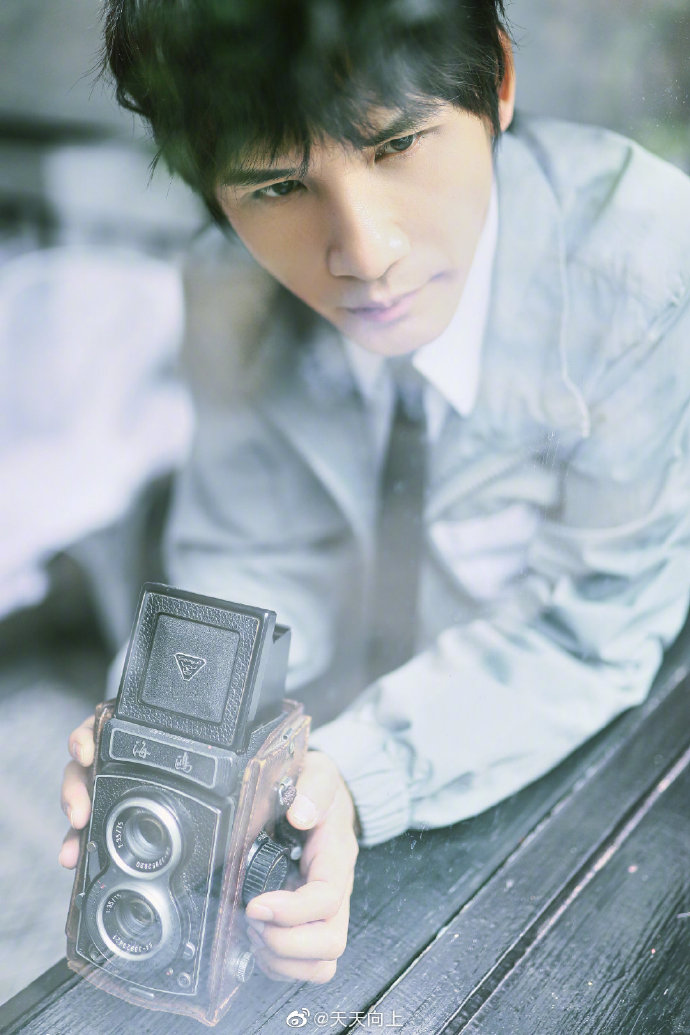 大张伟春日时尚大片曝光 一改搞笑风格表情认真严肃