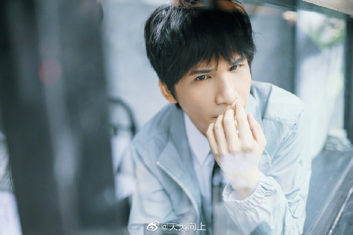 大张伟春日时尚大片曝光 一改搞笑风格表情认真严肃