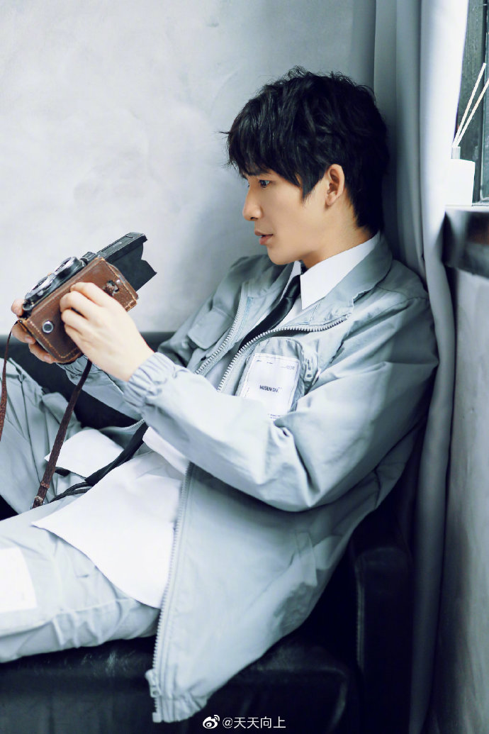 大张伟春日时尚大片曝光 一改搞笑风格表情认真严肃