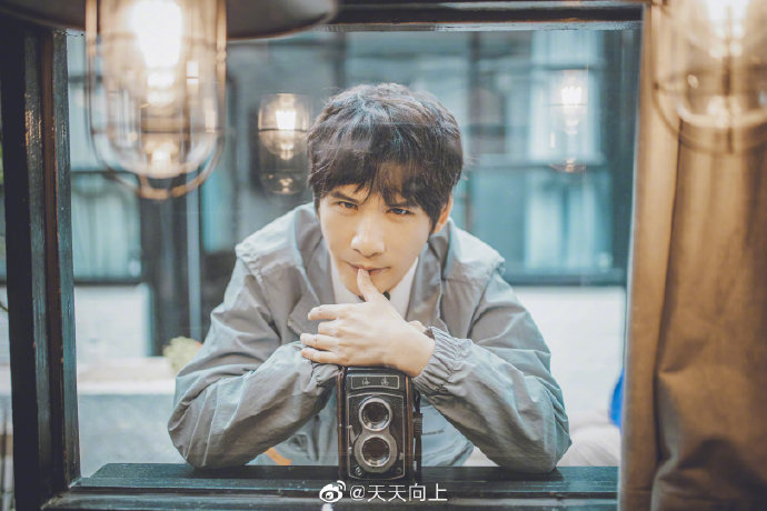 大张伟春日时尚大片曝光 一改搞笑风格表情认真严肃