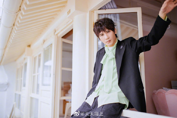 大张伟春日时尚大片曝光 一改搞笑风格表情认真严肃