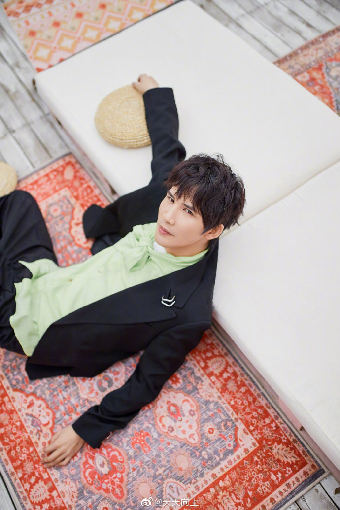 大张伟春日时尚大片曝光 一改搞笑风格表情认真严肃