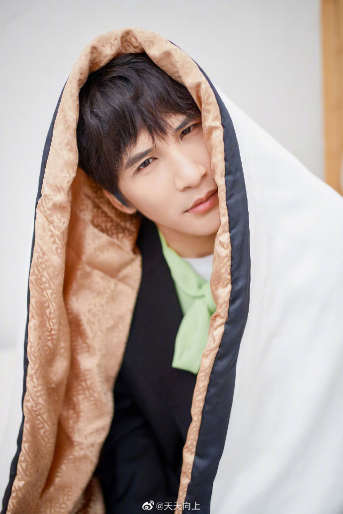 大张伟春日时尚大片曝光 一改搞笑风格表情认真严肃