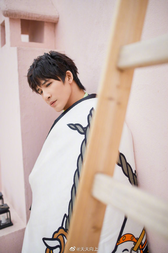 大张伟春日时尚大片曝光 一改搞笑风格表情认真严肃