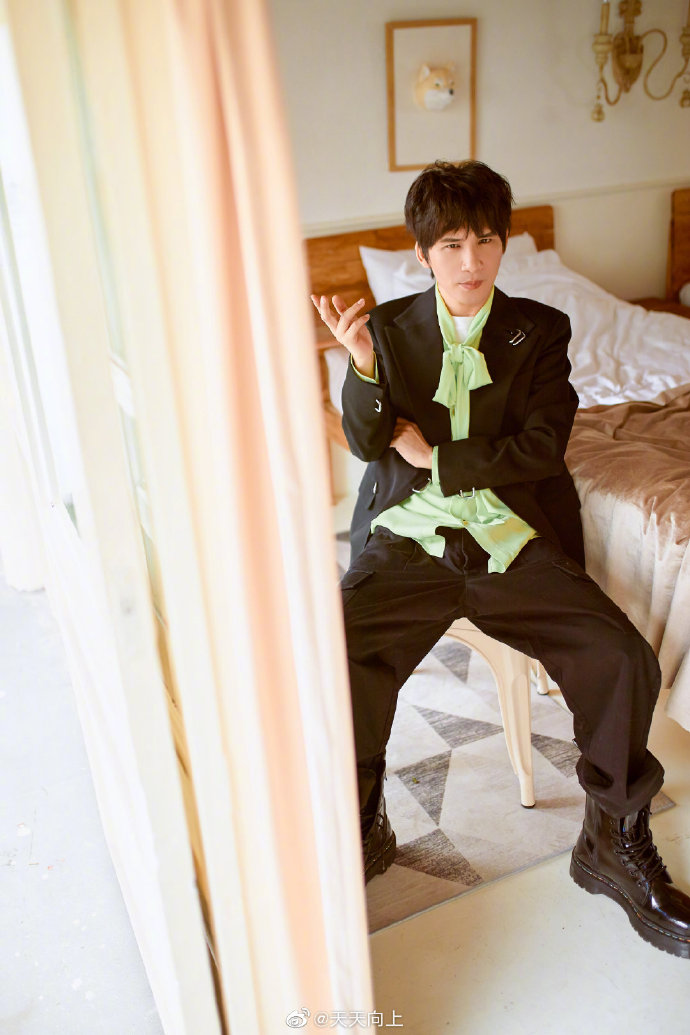 大张伟春日时尚大片曝光 一改搞笑风格表情认真严肃