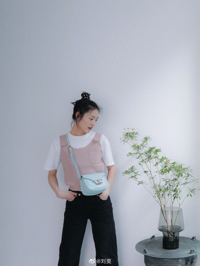 刘雯对镜自拍诗情画意 高丸子头配浅色上衣青春减龄