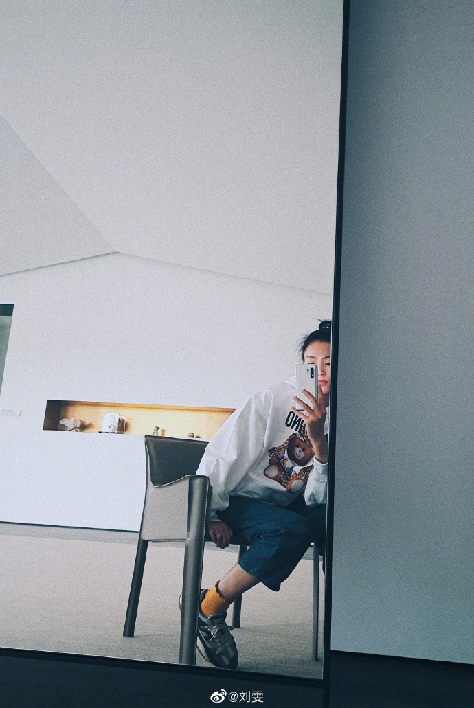 刘雯对镜自拍诗情画意 高丸子头配浅色上衣青春减龄