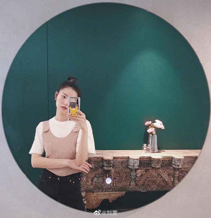 刘雯对镜自拍诗情画意 高丸子头配浅色上衣青春减龄