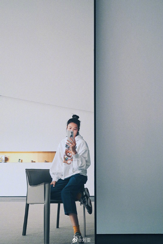 刘雯对镜自拍诗情画意 高丸子头配浅色上衣青春减龄