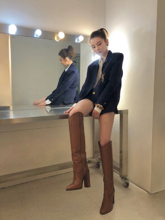 宋祖儿分享春日穿搭 超短裤配骑士靴性感干练