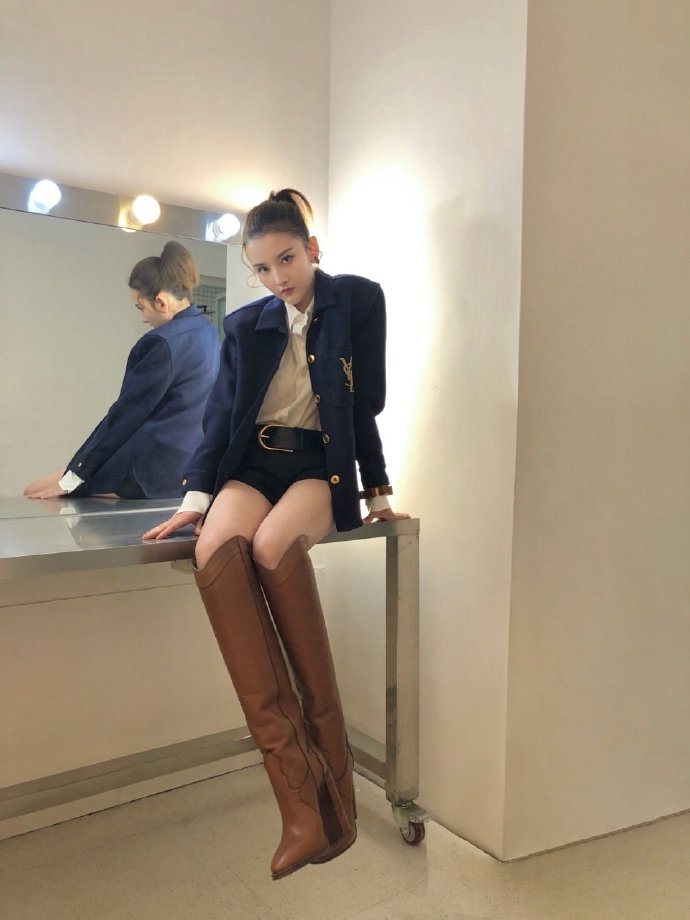 宋祖儿分享春日穿搭 超短裤配骑士靴性感干练