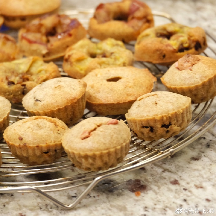 木村光希宅家烘培晒近照 表情呆萌眼神无辜似邻家少女