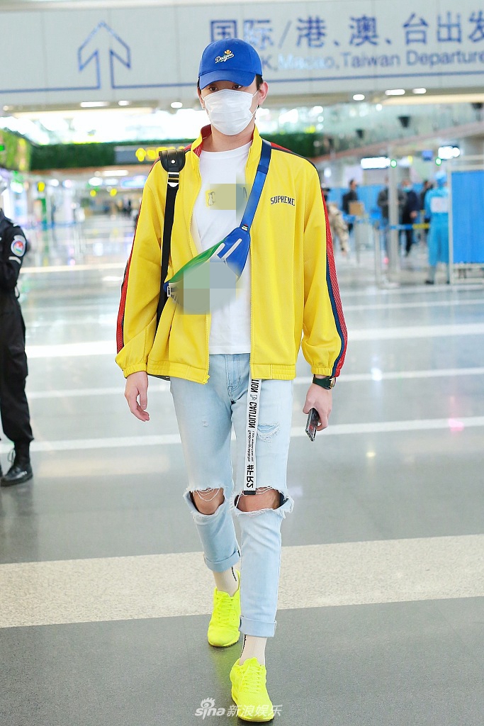 于小彤彩色穿搭满满少年感 边走边打电话大长腿抢镜