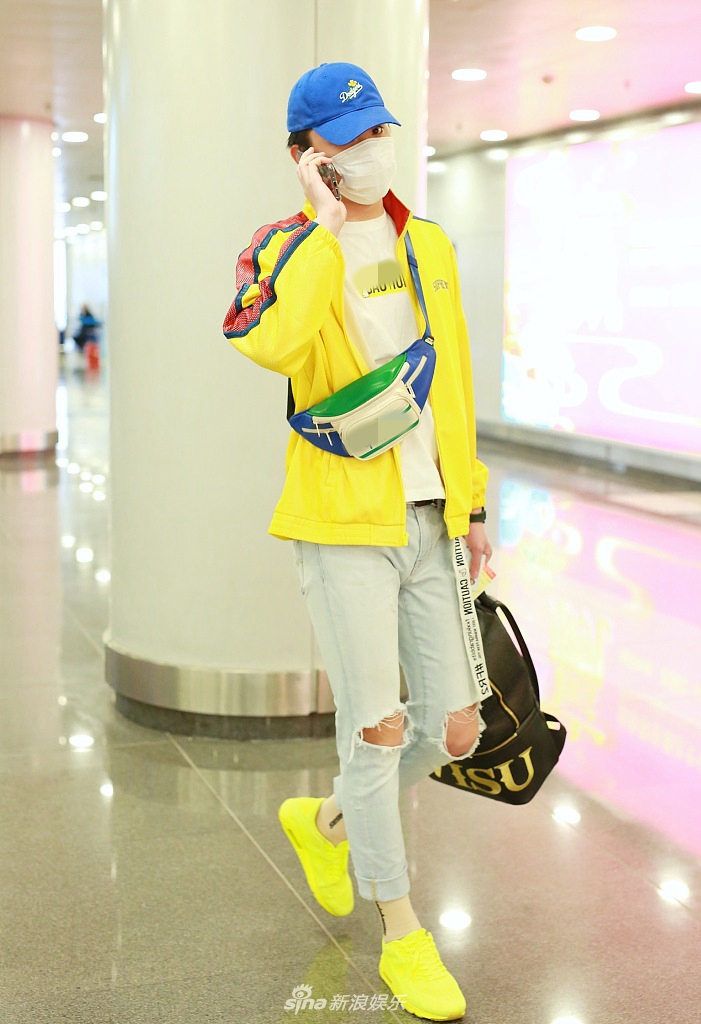 于小彤彩色穿搭满满少年感 边走边打电话大长腿抢镜